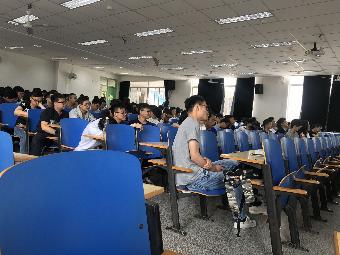 王锦国经理为14级本科生上形势政策课（2）
