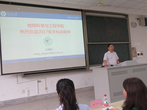 王锦国经理介绍公司情况