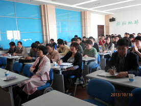 地公司师生们在认真听报告